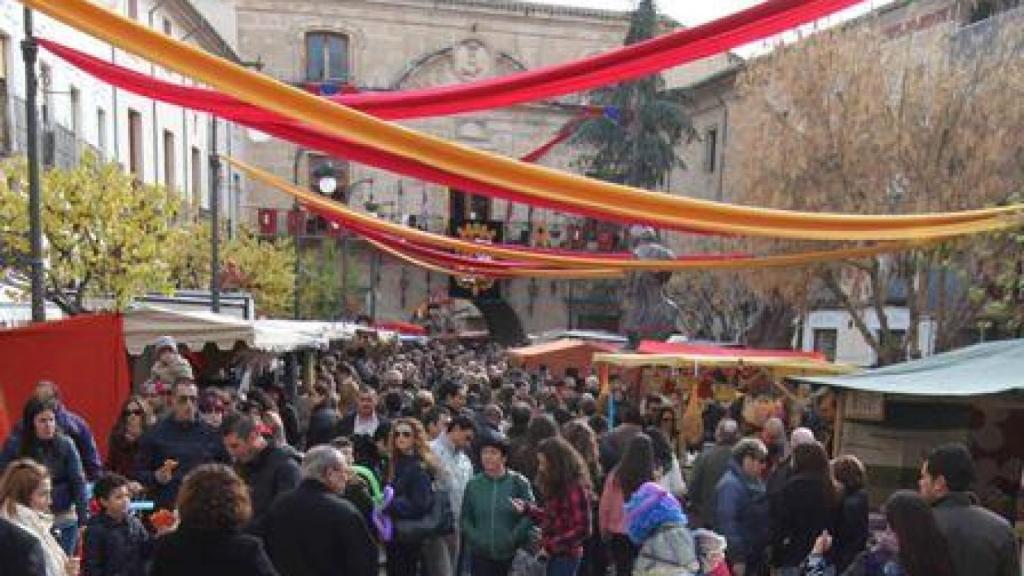Cientos de turistas por las calles de la Ciudad Santa engalanadas como en el medievo.