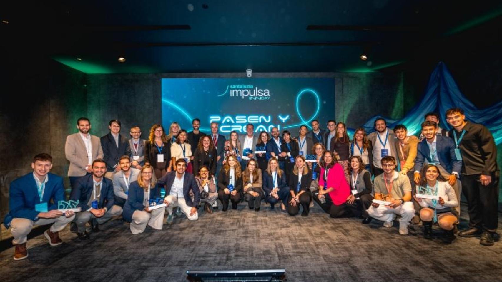 Premiados y representantes de Santalucía Impulsa en la reciente entrega de los premios.