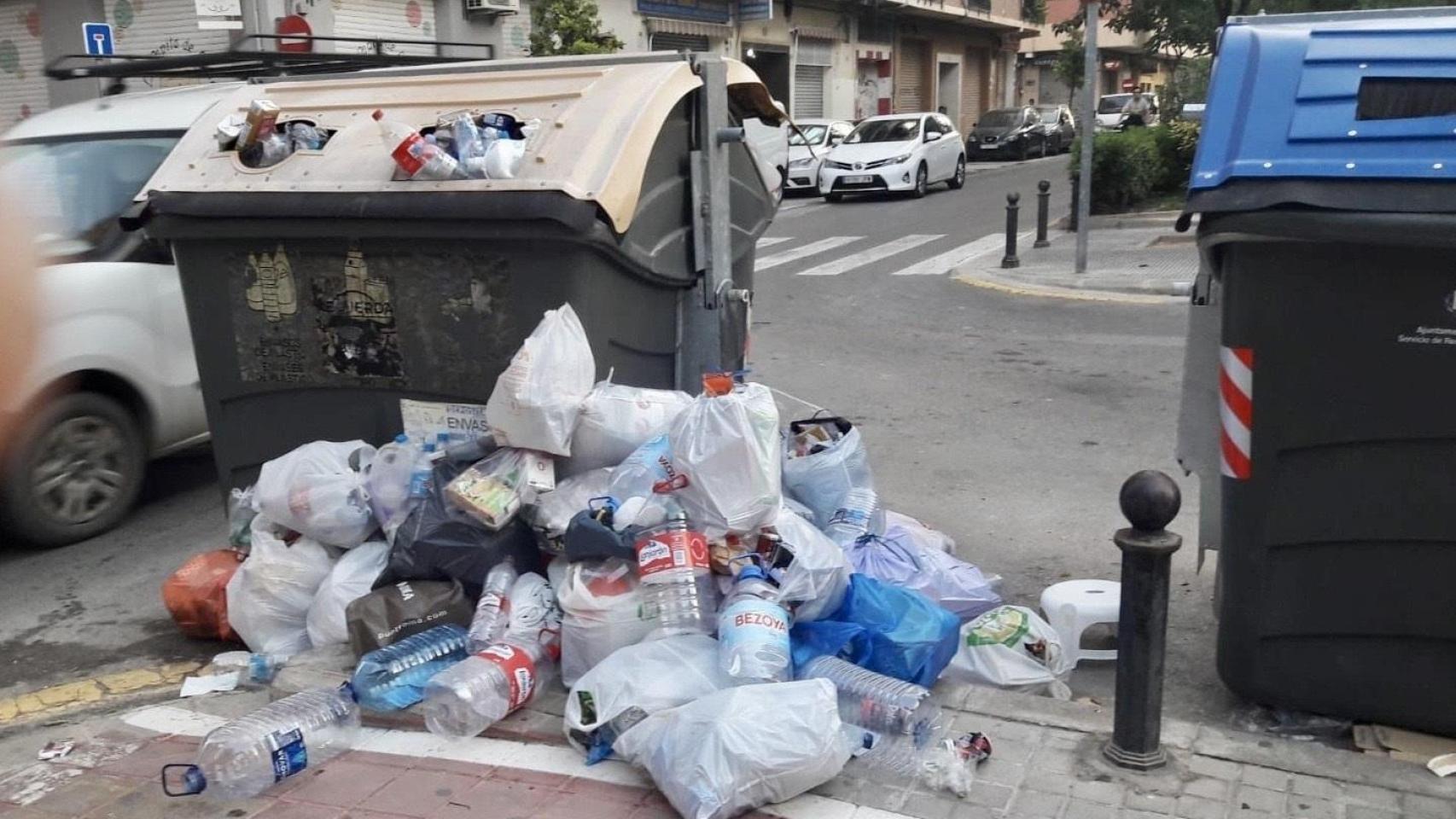 Basura acumulada en un contenedor del barrio de Orriols de Valencia.