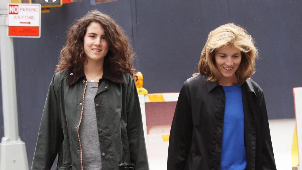Tatiana Schlossberg y su madre, Caroline Kennedy, en mayo de 2009.