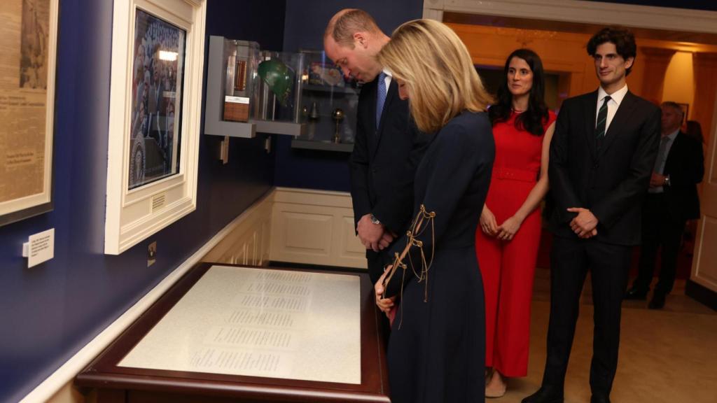 Tatiana Schlossberg Kennedy, con su hermano Jack y su madre, Caroline Kennedy, durante la visita del príncipe William a la Biblioteca y Museo Presidencial John F. Kennedy en Boston en 2022.