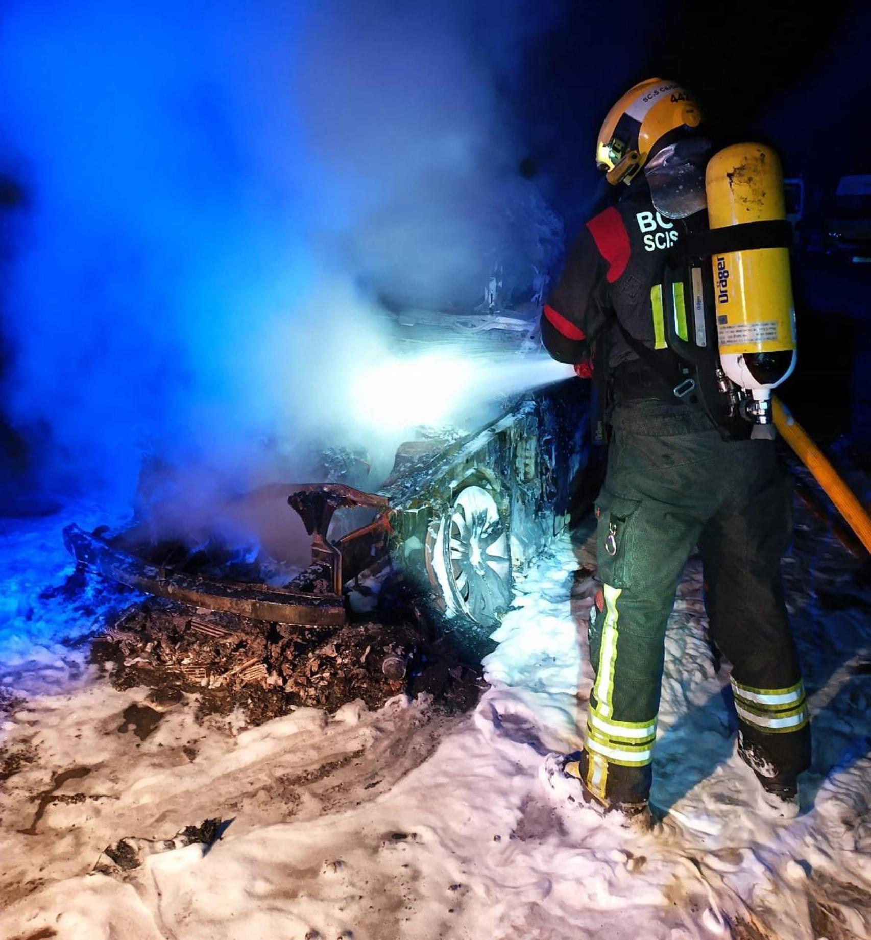 Uno de los bomberos del SCIS trabajando en la zona.