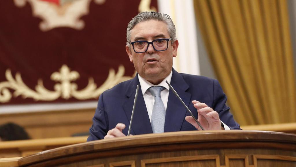 Santiago Lucas-Torres durante una de sus intervenciones en las Cortes de Castilla-La Mancha.
