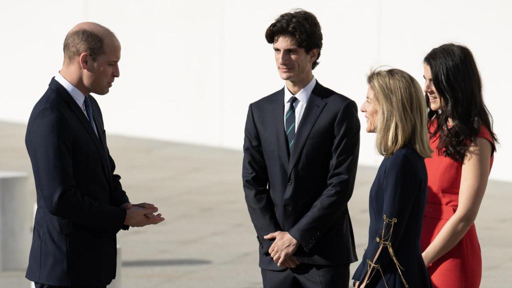 El príncipe Guillermo, con Tatiana y Jack Schlossberg Kennedy, y la madre de estos, Caroline Kennedy, en Boston durante su viaje oficial a Estados Unidos en 2022.