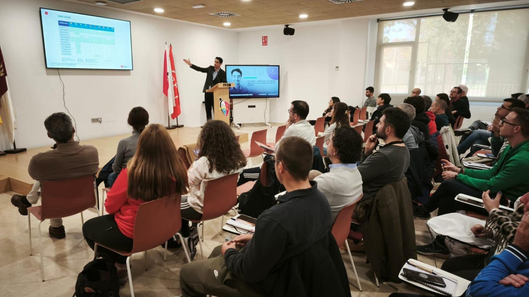 Un momento de la conferencia 'El empleo cualificado en el sector deportivo y las nuevas formas de empleo' pronunciada por el doctor Victor Jiménez.