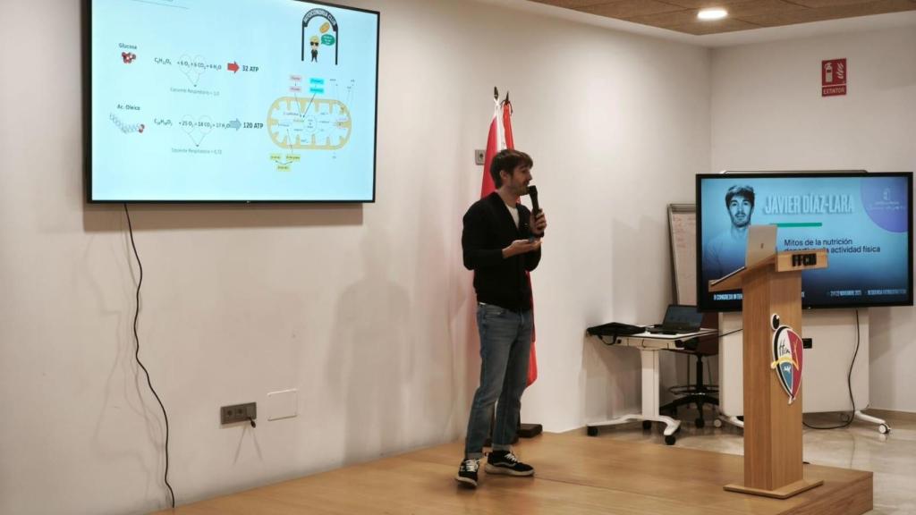 Un momento de la ponencia 'Mitos de la nutrición deportiva y la actividad física' pronunciada por el profesor de la UCLM Javier Díaz-Lara.