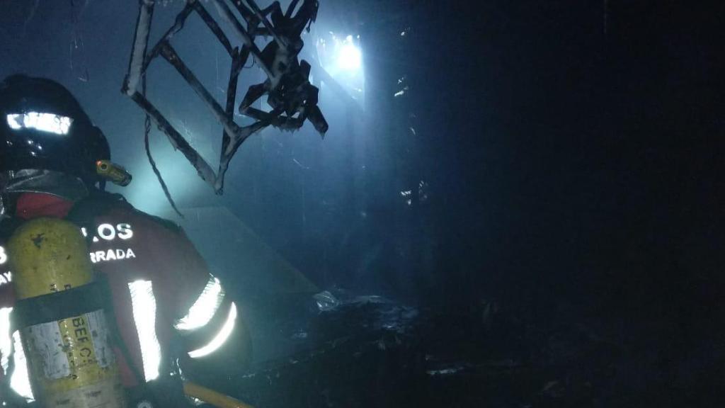 Los bomberos intervienen en un incendio.