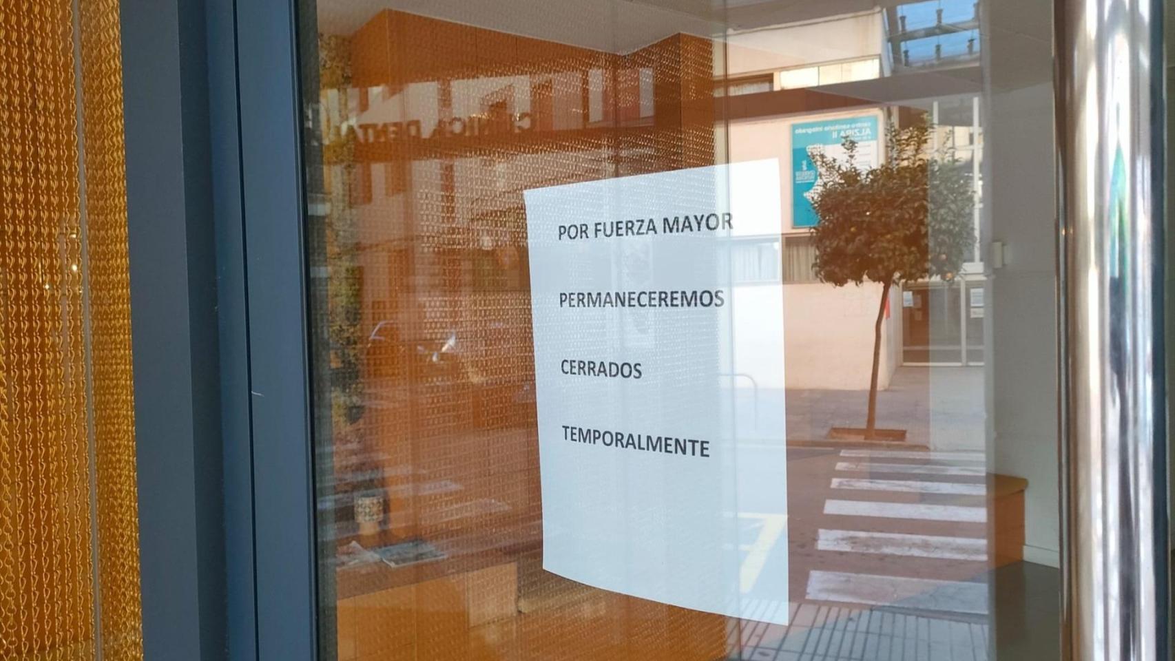 Cartel en la clínica dental donde fue tratada la menor. EP
