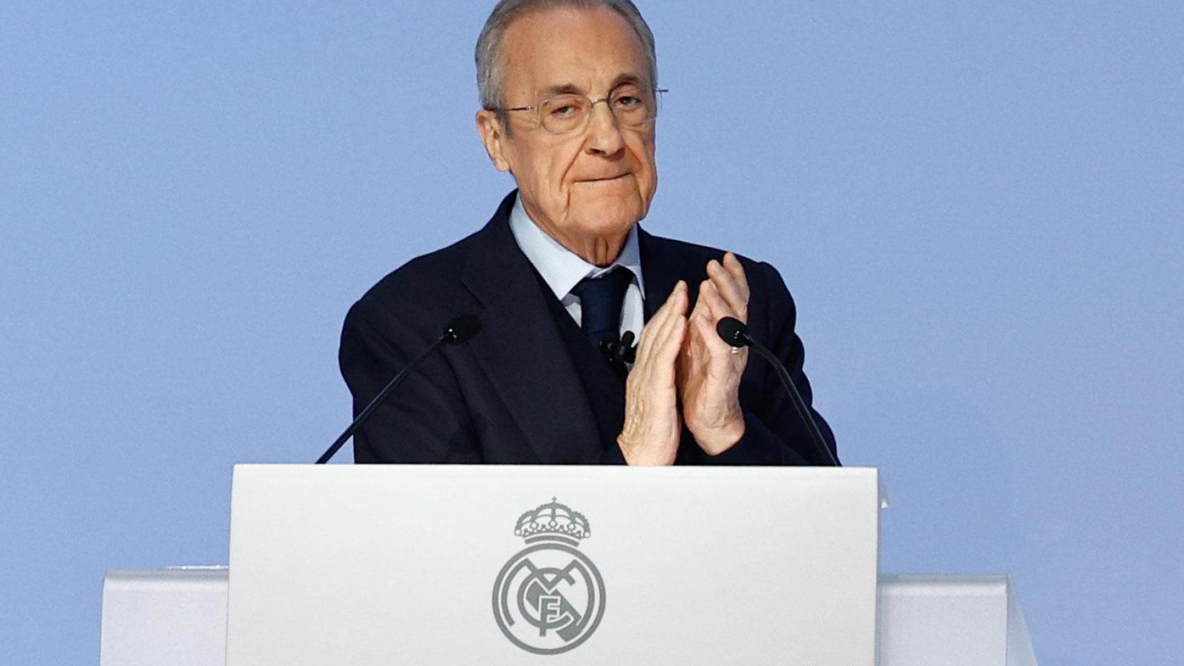 Florentino Pérez aplaude en la Asamblea General de Socios del Real Madrid.