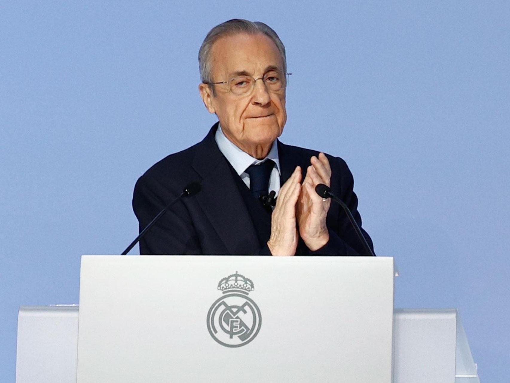 Florentino Pérez aplaude en la Asamblea General de Socios del Real Madrid.