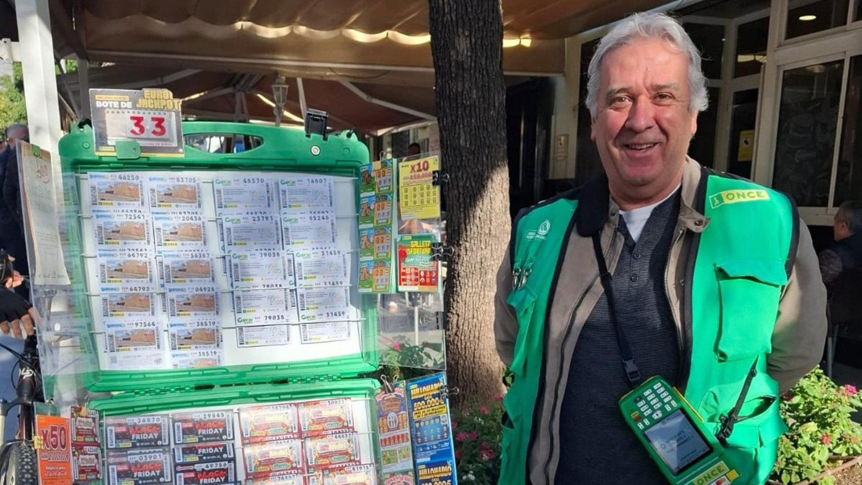El vendedor de la ONCE Francisco Jiménez, que ha vendido un 'Sueldazo'.