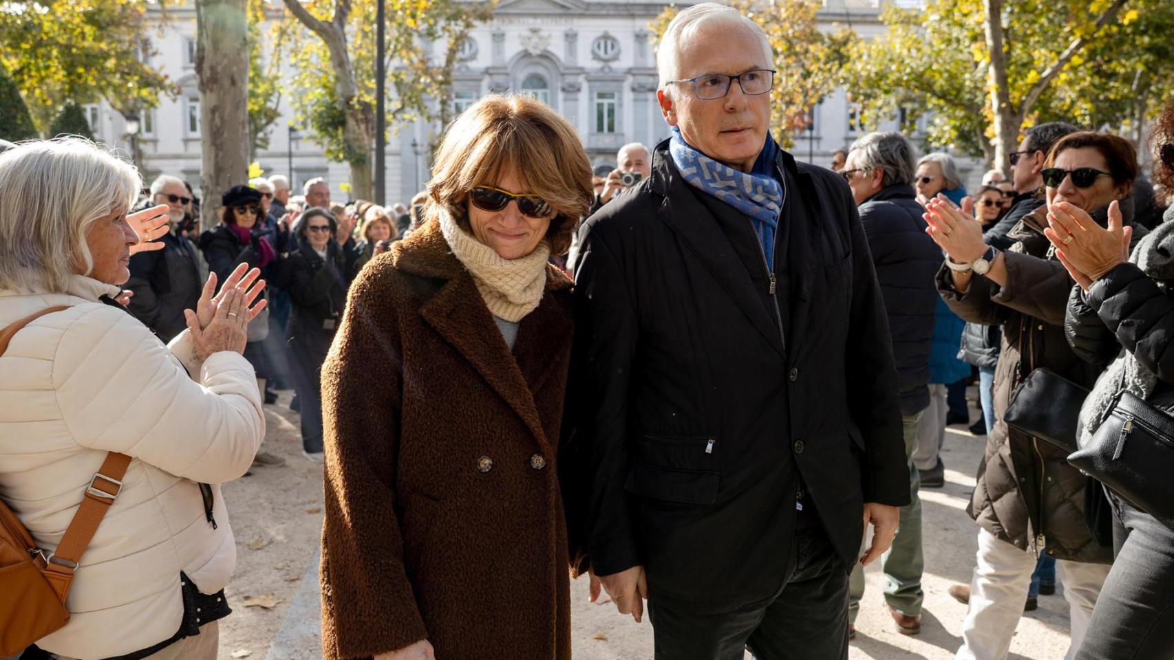 El exmagistrado de la Audiencia Nacional, Baltasar Garzón (d) y su pareja, la exministra de Justicia, Dolores Delgado (i) asisten a la manifestación en frente del Tribunal Supremo en Madrid en apoyo al fiscal general del Estado, Álvaro García Ortiz.