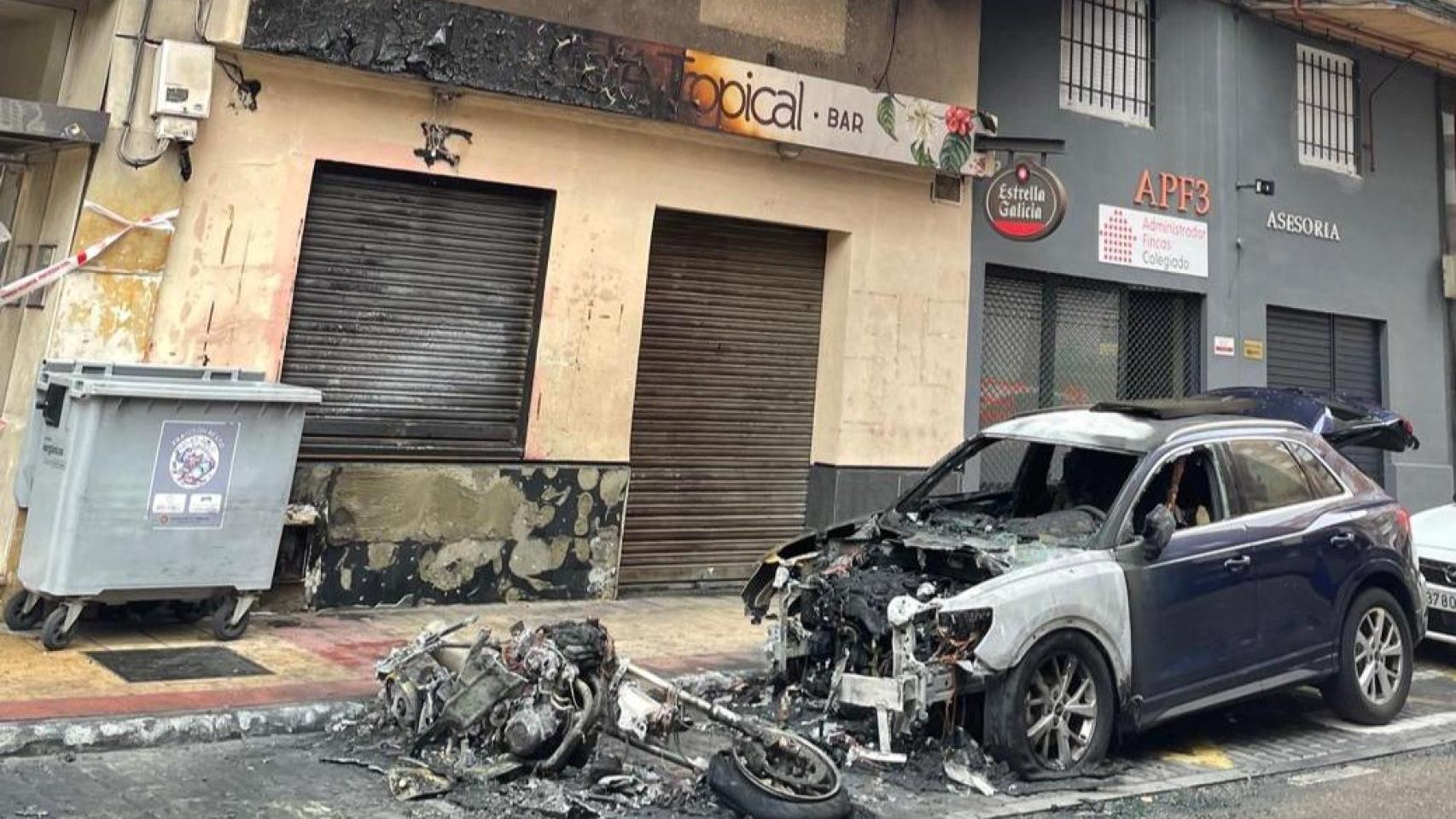 Uno de los coches quemados en la calle Doctor Esquerdo