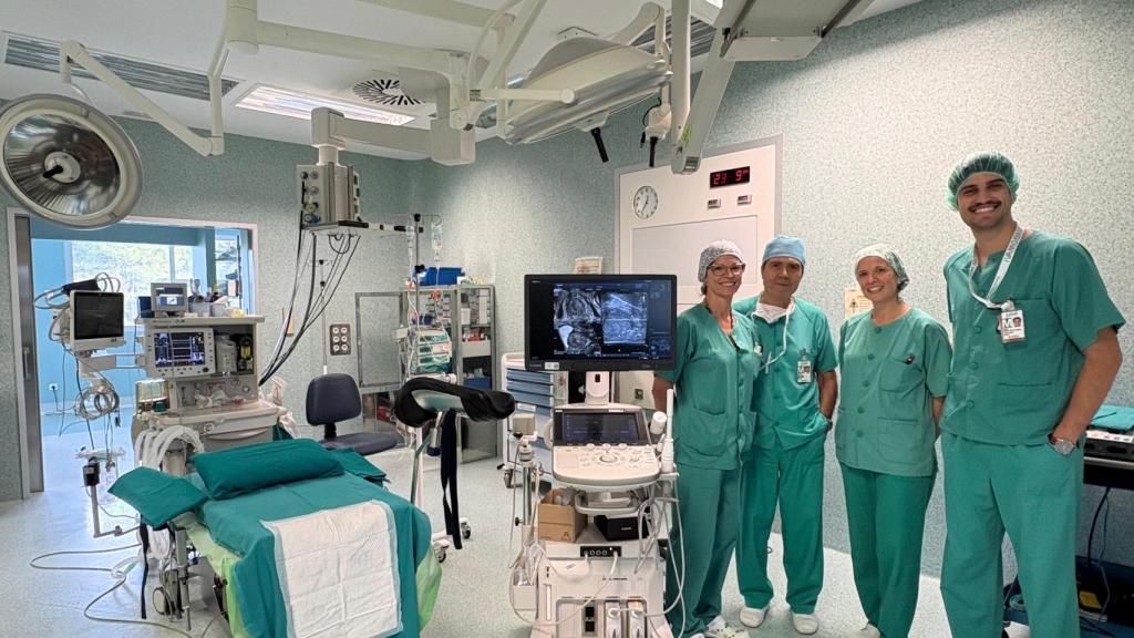 Equipo médico y de enfermería que realiza las primeras biopsias con esta tecnología de reso-fusión (de izquierda a derecha): Ana Mercadal Alegría, Jesús Gil Fabra, Susana Lozano Josa y Miguel García-Foncillas Jiménez.