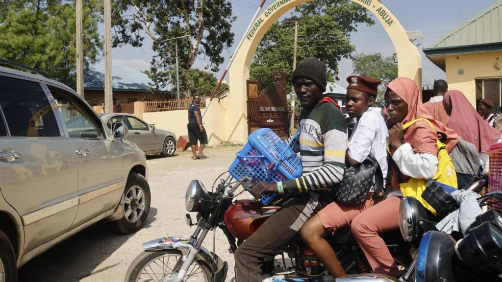 Varios padres recogen a sus hijas del Colegio Federal Femenino Bwari en Abuya, Nigeria.