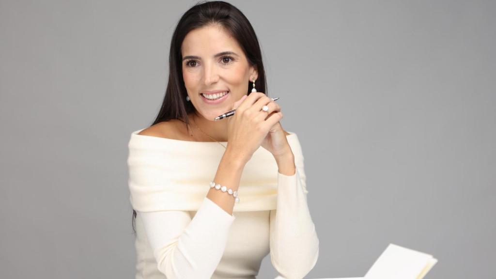 Blanca Romeo posando con algunas de las joyas de su marca 'Blanca Romeo by Besame Muxo'