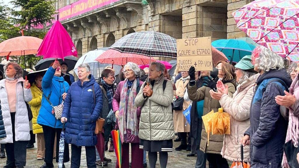 Una pancarta en la concentración en apoyo al fiscal general: 'Stop golpe de Estado'