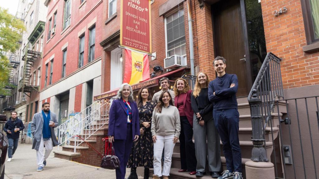 La alcaldesa, Inés Rey, y el presidente de la Autoridad Potuaria, Martín Fernández Prado, se reúnen con coruñeses en Nueva York