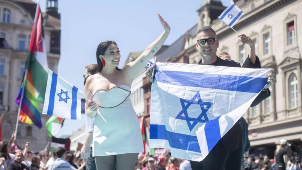 Yuval Raphael en la alfombra turquesa en la Plaza del Ayuntamiento de Basilea (Rathausplatz) durante el Festival de Eurovisión 2025