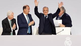 El presidente del Real Madrid, Florentino Pérez, recibe los aplausos tras su intervención en la asamblea general ordinaria del club