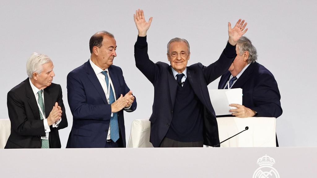 El presidente del Real Madrid, Florentino Pérez, recibe los aplausos tras su intervención en la asamblea general ordinaria del club