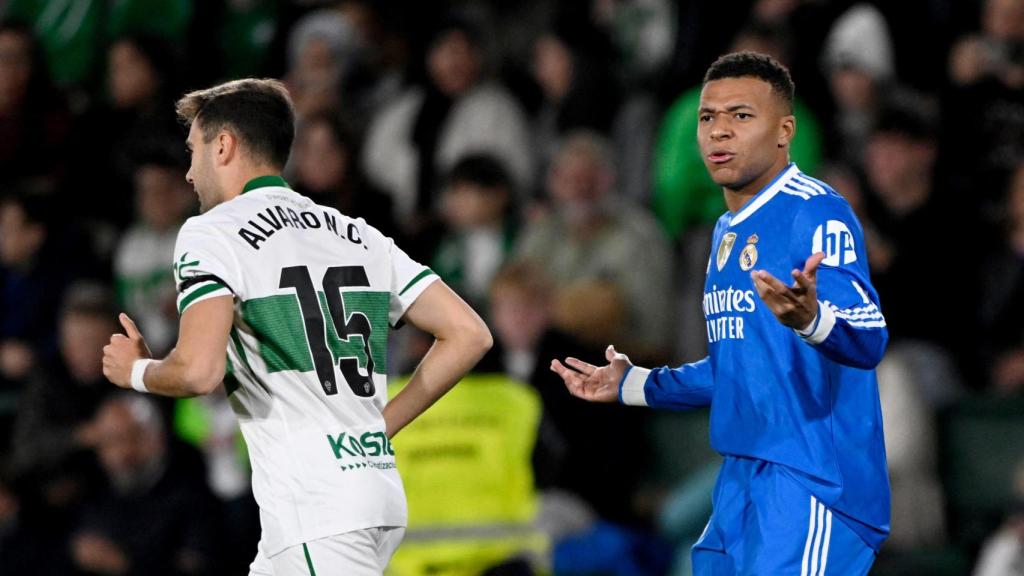 Mbappe duvida durante a partida contra o Elche.