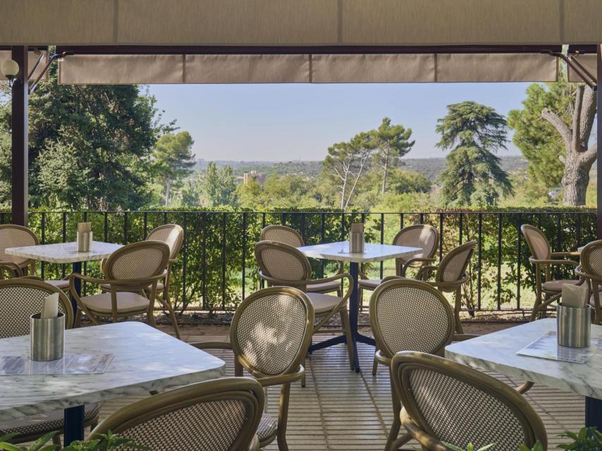 Moret con las cristaleras abatidas y vistas al Parque del Oeste y la Casa de Campo.