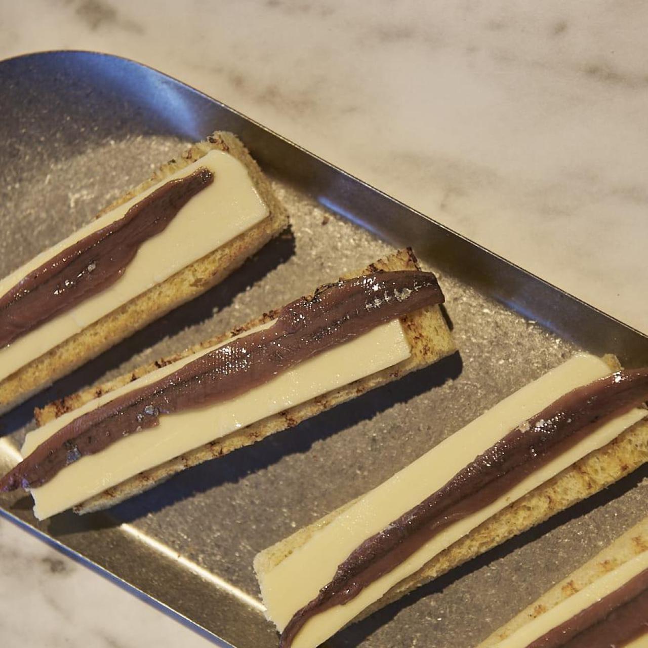 Las anchoas con pan brioche y mantequilla ahumada.