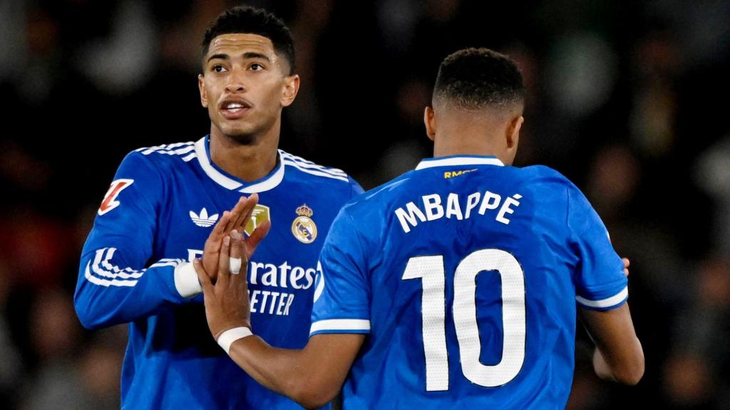 Bellingham celebra con Mbappé el gol del empate ante el Elche.