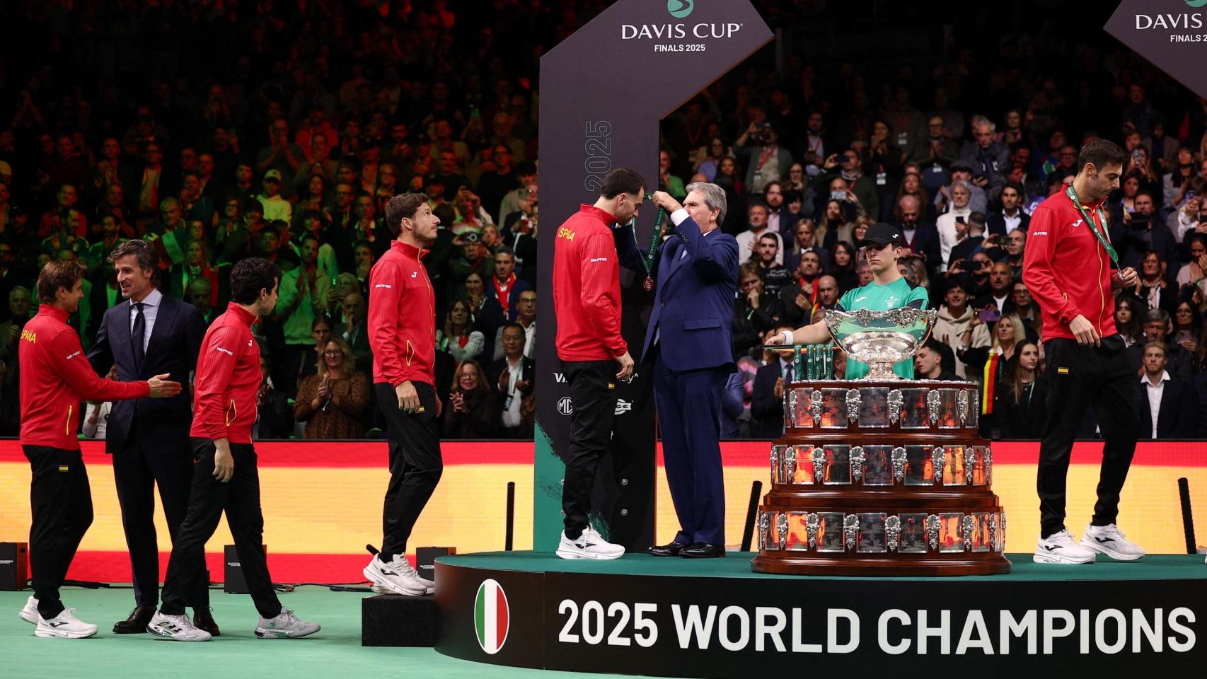 El equipo español recibe la medalla de subcampeón de la Copa Davis.