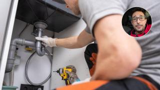 Montaje con una imagen de archivo de un fontanero y una imagen de Ema.