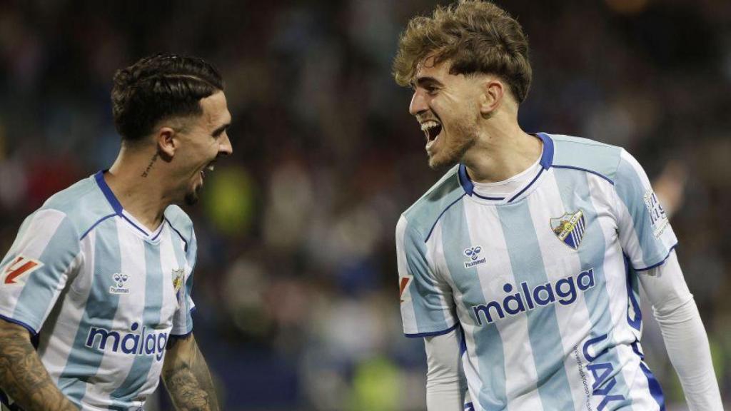 Niño y Joaquín celebran un gol del Málaga contra el Mirandés en La Rosaleda