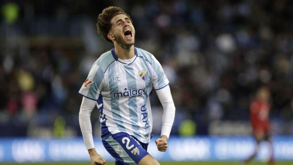 Adrián Niño celebra un gol del Málaga en La Rosaleda.