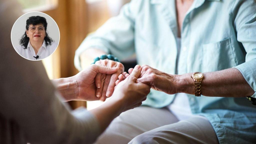 Montaje con una imagen de archivo de una persona cuidando ancianos y una imagen de Rosa.