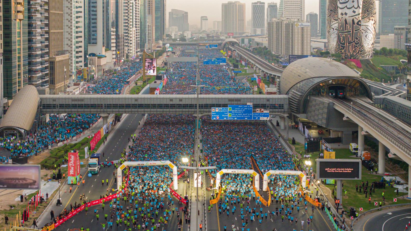 Vista general de la avenida Sheikh Zayed de Dubái en la salida de la Dubái RUN 30x30 2025.