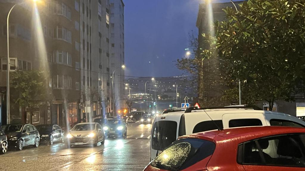 Una calle de A Coruña esta mañana, con lluvias.