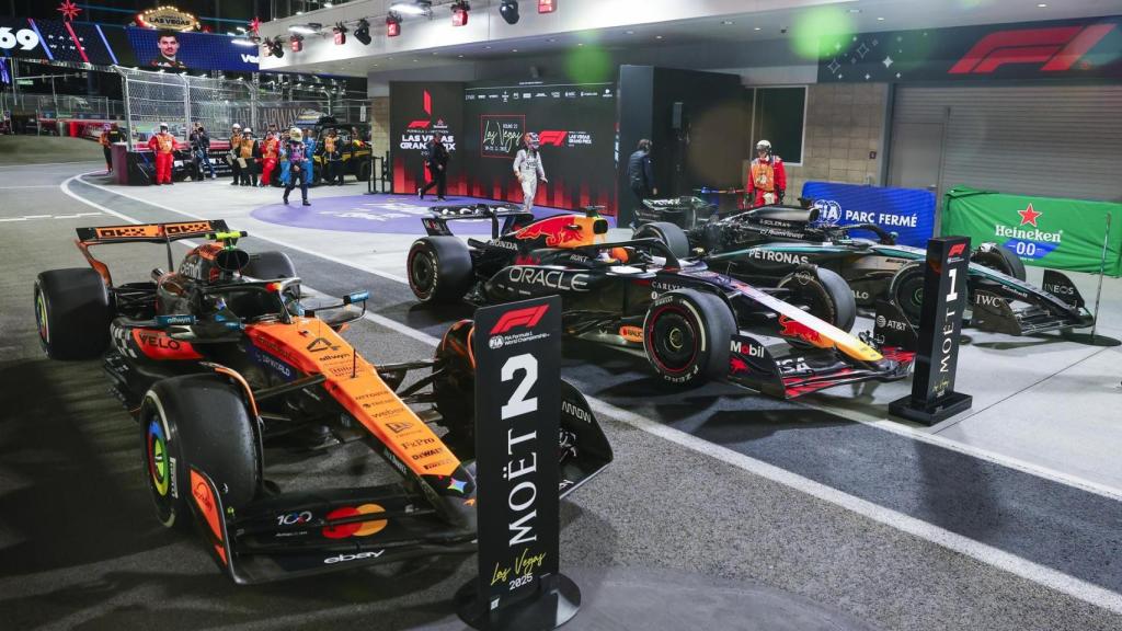 El McLaren de Norris, junto al Red Bull de Verstappen, antes de la descalificación en Las Vegas