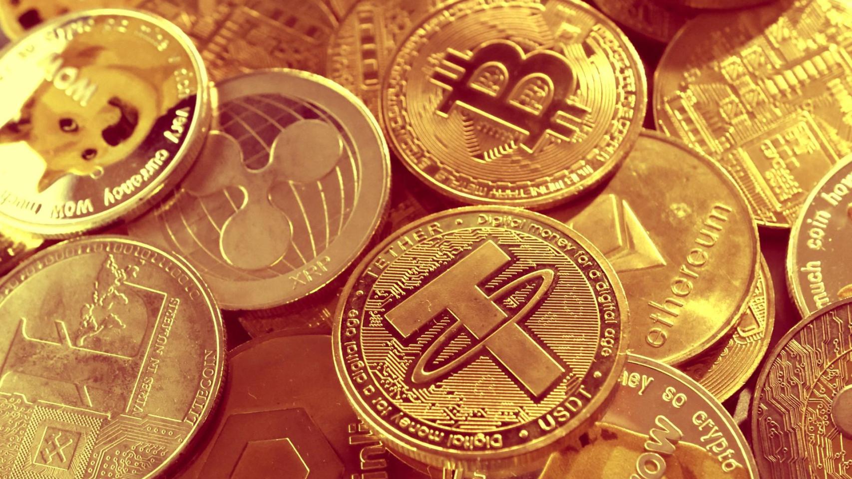 Representación física de varias criptodivisas.