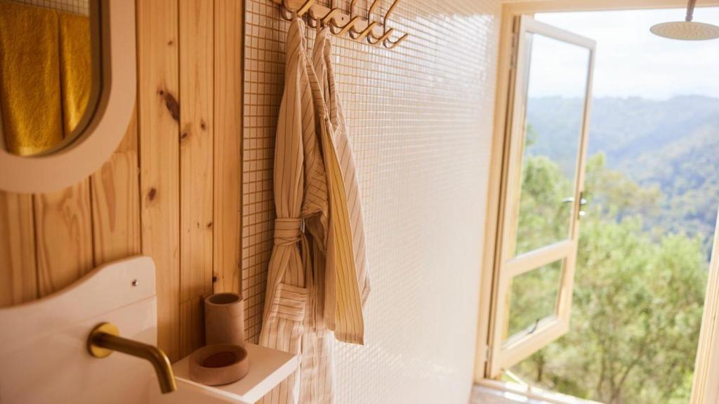 Un baño con la ventana abierta.