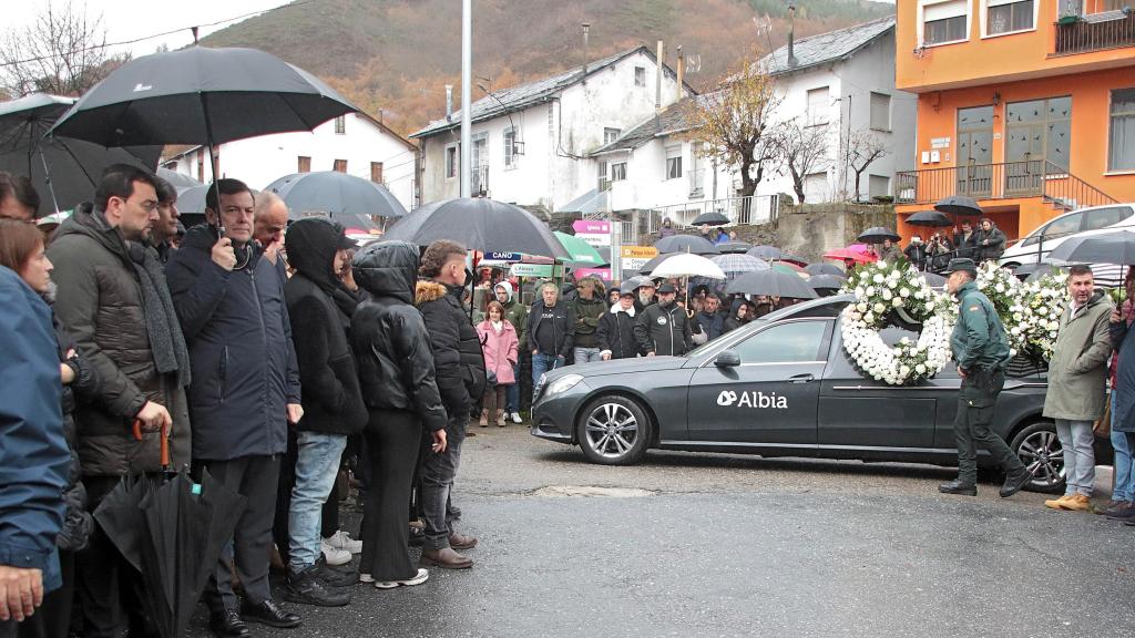 El presidente de la Junta, Alfonso Fernández Mañueco asiste al funeral por el minero fallecido acompañado por el presidente del Principado, Adrián Bardón y el consejero de Fomento, Juan Carlos Suárez Quiñones