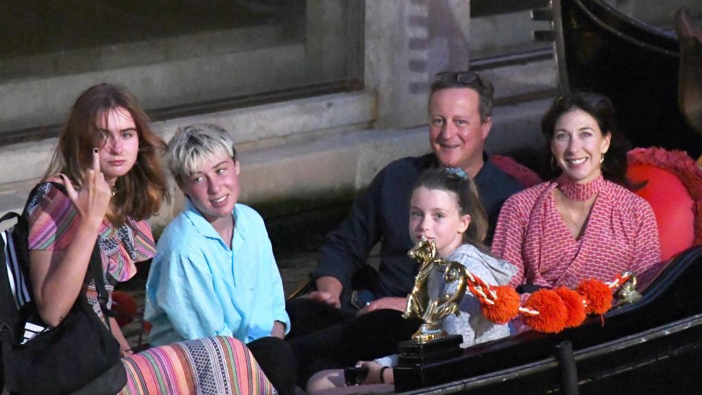 David Cameron junto a su mujer, Samantha, y sus tres hijos en una fotografía tomada en 2020.