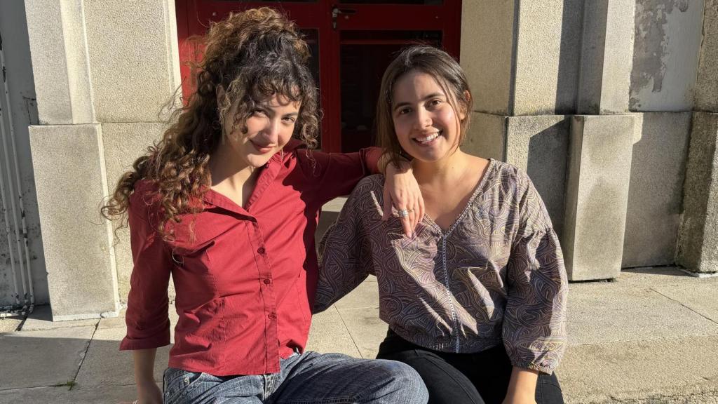 Imagen de las dos alumnas.