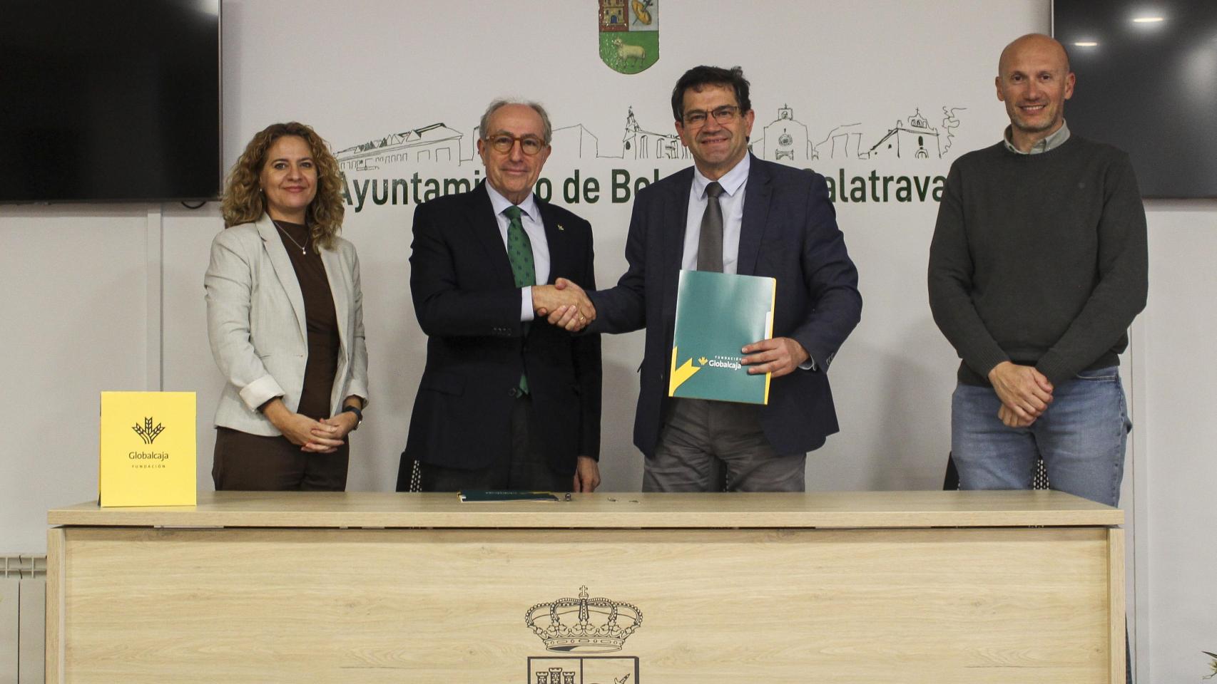 Firma del convenio entre Fundación Globalcaja y Bolaños de Calatrava. Foto: Ayuntamiento.