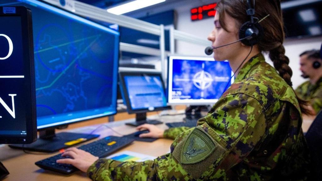 Un Centro de Control y Reporte (CRC) es una instalación militar que recibe datos de radar y los utiliza para gestionar el espacio aéreo y coordinar las respuestas adecuadas. La actualización se ha realizado en el CRC de Tallin, Estonia.