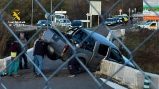 A punto de caer desde un puente, le roba el coche al conductor que lo ayudó y se estrella minutos después: deja el coche siniestro total
