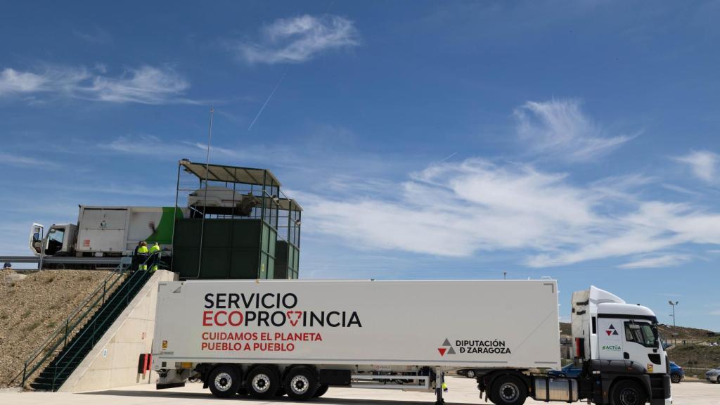 El camión de Ecoprovincia en la planta de reciclaje de Zaragoza.