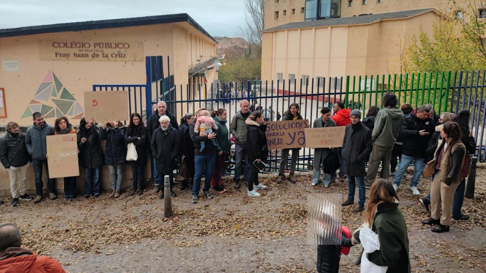 Las familias del CEIP Fray Juan de la Cruz se concentran este lunes para protestar contra las obras en el centro