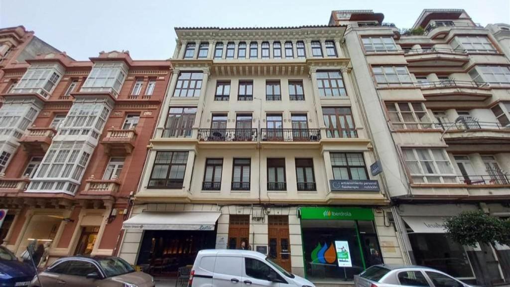 Un edificio de Leoncio Bescansa en la calle Emilia Pardo Bazán de A Coruña