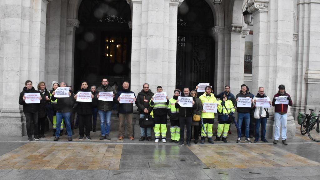 Concrentración de los trabajadores del Ayuntamiento de Valladolid por la implantación de la carrera profesional