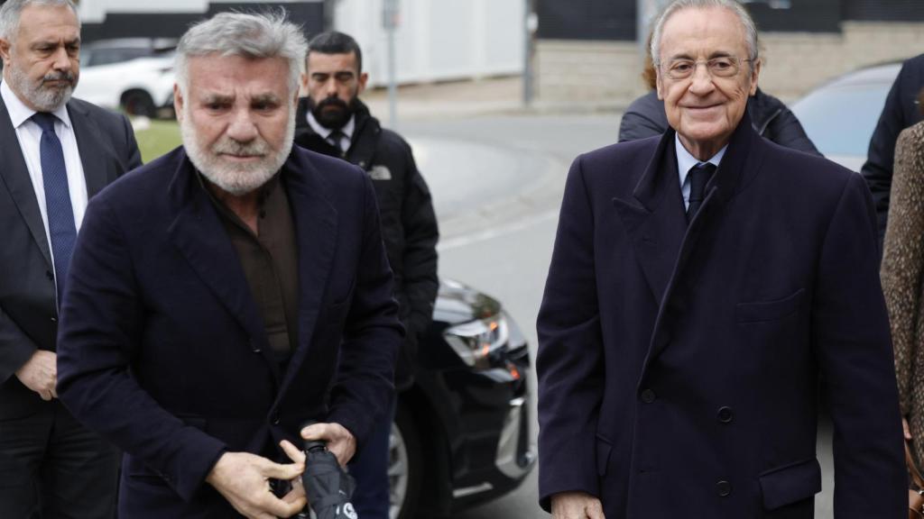 Joaquín con Florentino Pérez, este lunes, a las puertas del tanatorio.